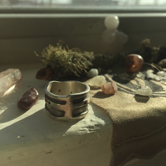 Wavy Band Ring - Picture 3 of 4